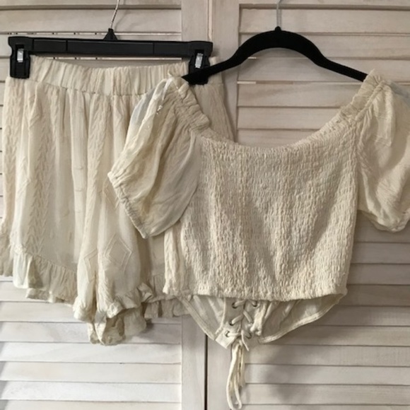 Illa Illa 2 piece white short set - Picture 2 of 5